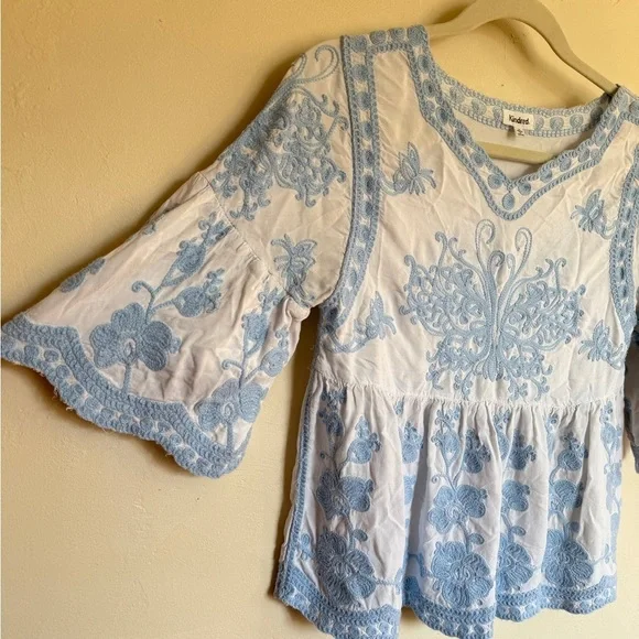 Kindred shirt Women's Medium White Blue Embroidered Blouse Boho Mexican floral - Picture 4 of 12
